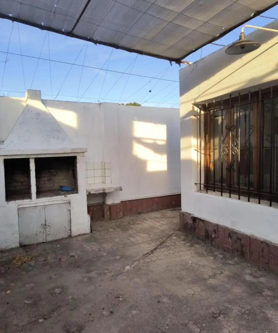 Casa esquina en Venta Ameghino Sud 3 dorm. 8