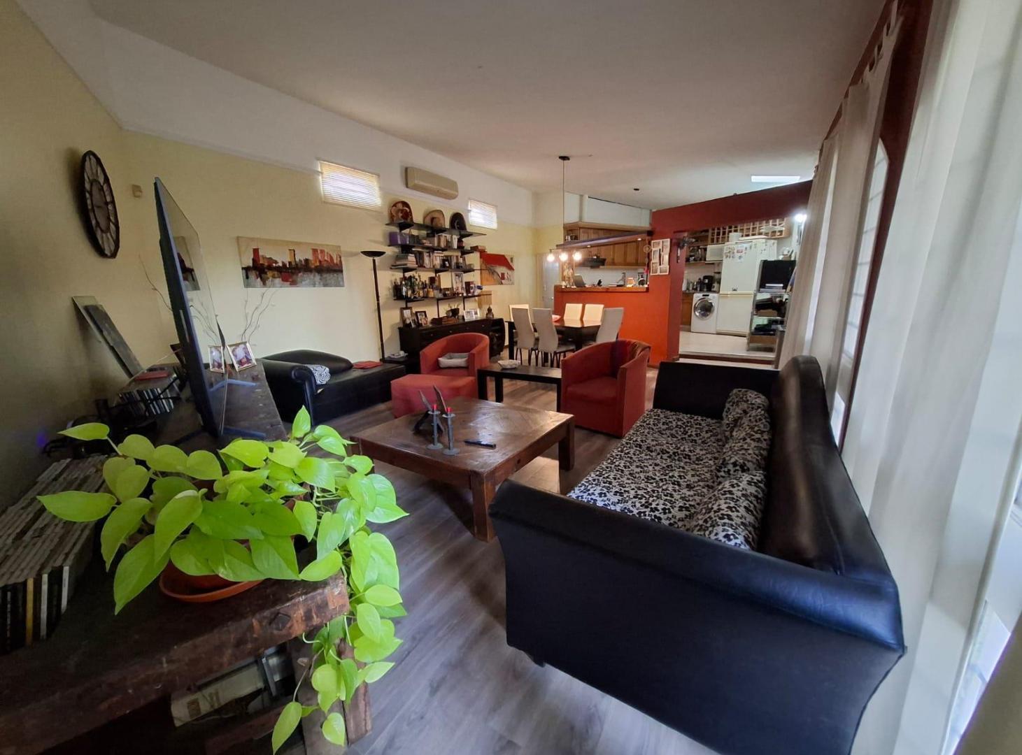 Foto de Casa en alquiler 2 dor. Quincho y pileta. Parque Capital., imagen 1