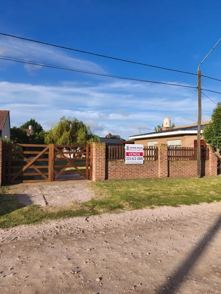CASA CON PARQUE Y AMPLIO QUINCHO, SOBRE DOS LOTES - ZONA: SANTA CLARA DEL MAR 2
