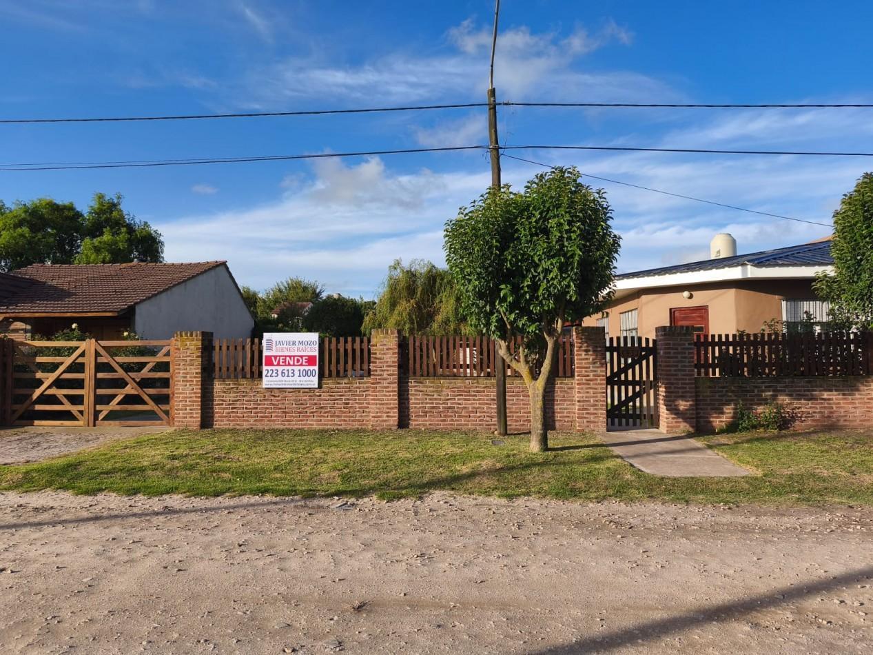 CASA CON PARQUE Y AMPLIO QUINCHO, SOBRE DOS LOTES - ZONA: SANTA CLARA DEL MAR