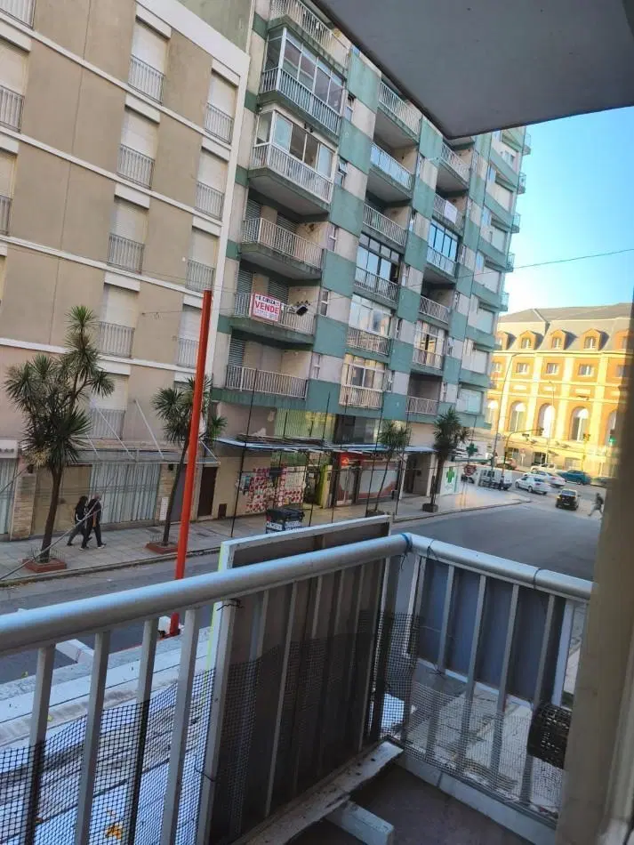 AMPLIO DEPARTAMENTO 2 AMB AL FRENTE, CON BALCON A LA CALLE - ZONA: PLAZA COLON 1