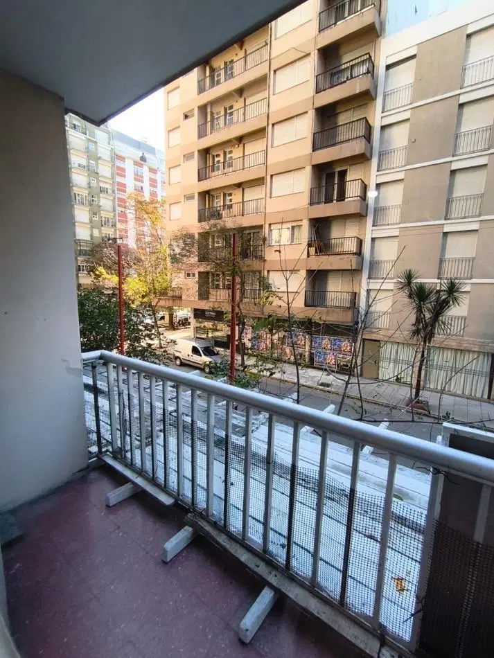 AMPLIO DEPARTAMENTO 2 AMB AL FRENTE, CON BALCON A LA CALLE - ZONA: PLAZA COLON 2