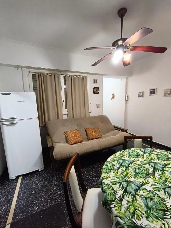 AMPLIO DEPARTAMENTO 2 AMB AL FRENTE, CON BALCON A LA CALLE - ZONA: PLAZA COLON 4