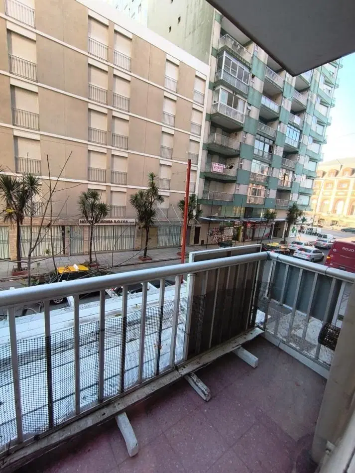 AMPLIO DEPARTAMENTO 2 AMB AL FRENTE, CON BALCON A LA CALLE - ZONA: PLAZA COLON 8