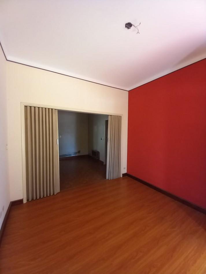 Foto de CASA 3 AMB CON DEPCIA. GARAGE, PATIO Y GALPON CON ENTRADA TOTALMENTE, imagen 3
