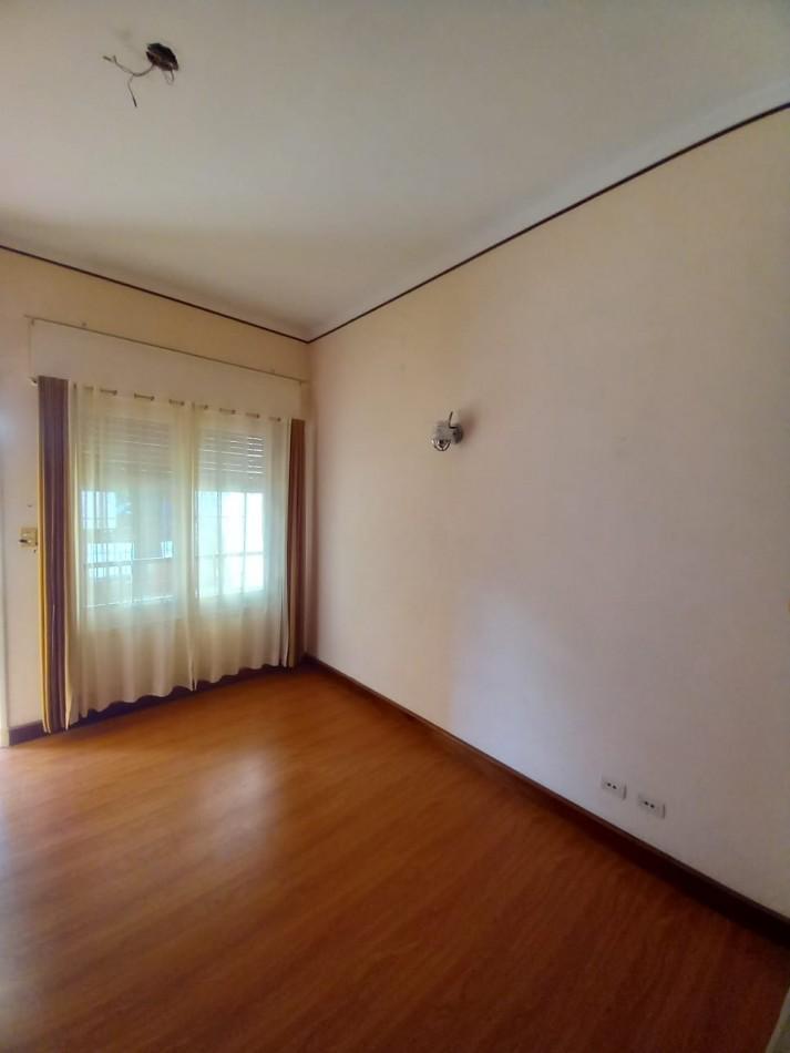 Foto de CASA 3 AMB CON DEPCIA. GARAGE, PATIO Y GALPON CON ENTRADA TOTALMENTE, imagen 1