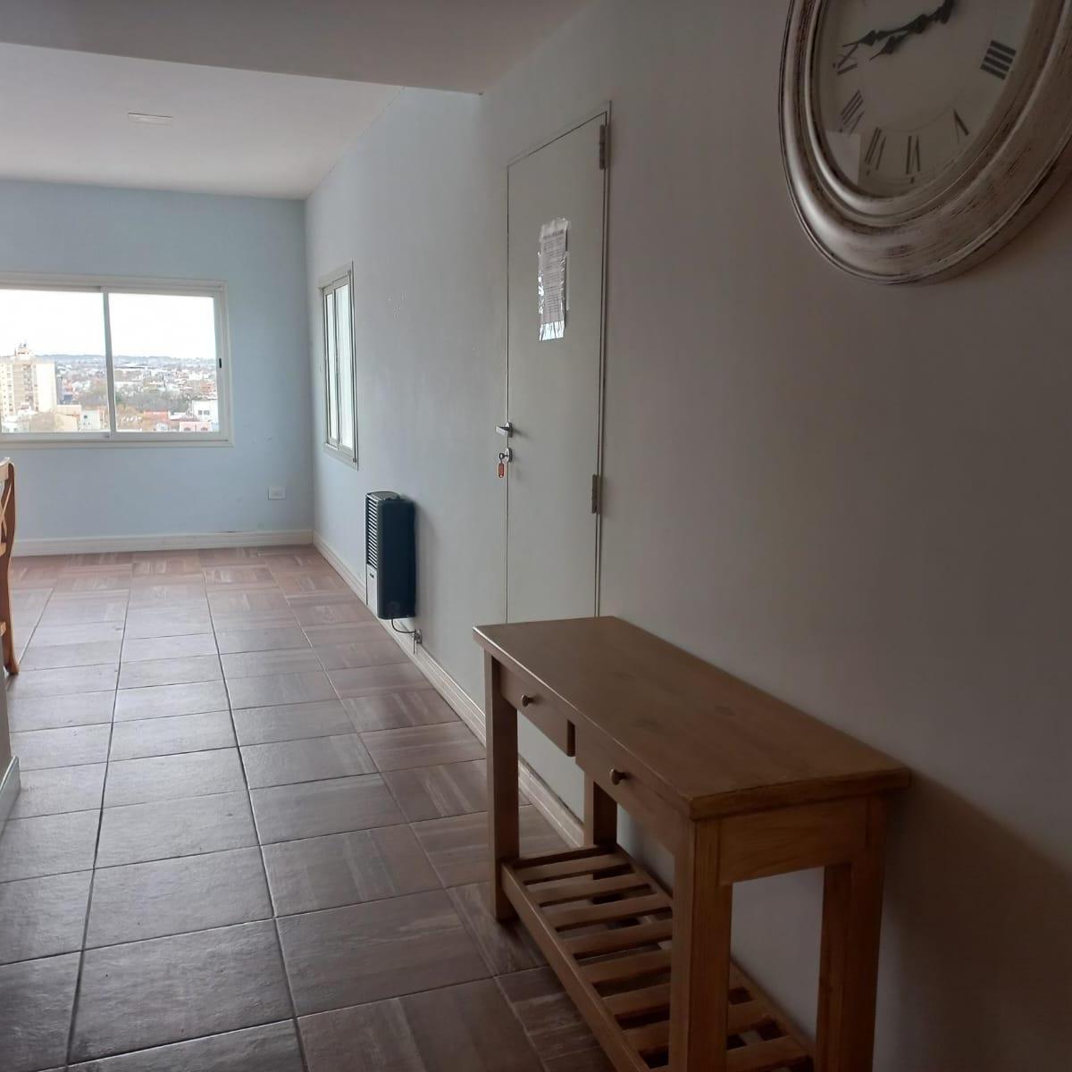Departamento de 3 ambientes con balcon a la calle