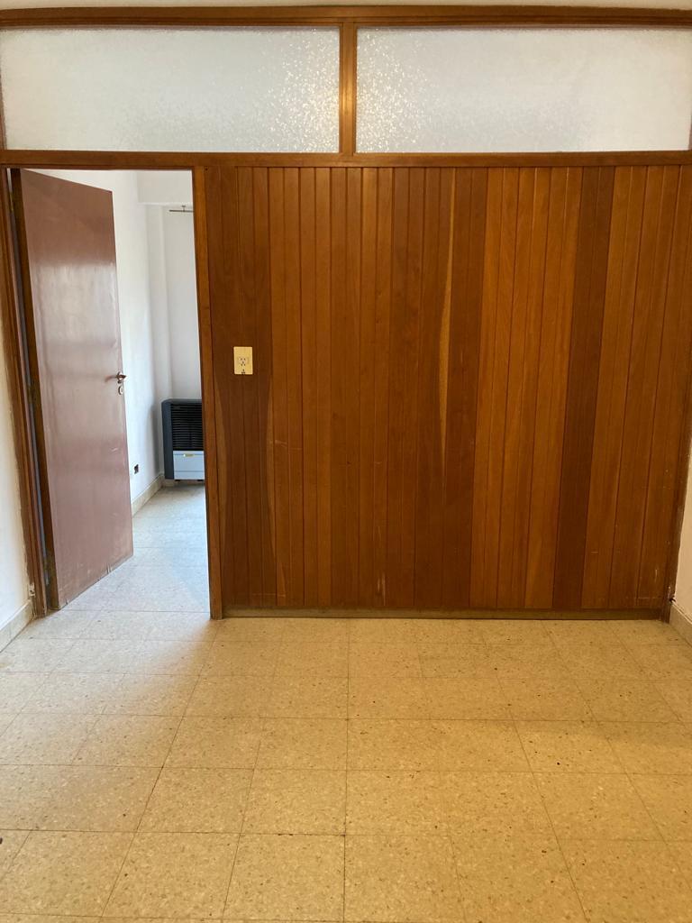 Dto con balcon a la calle y cochera zona centro