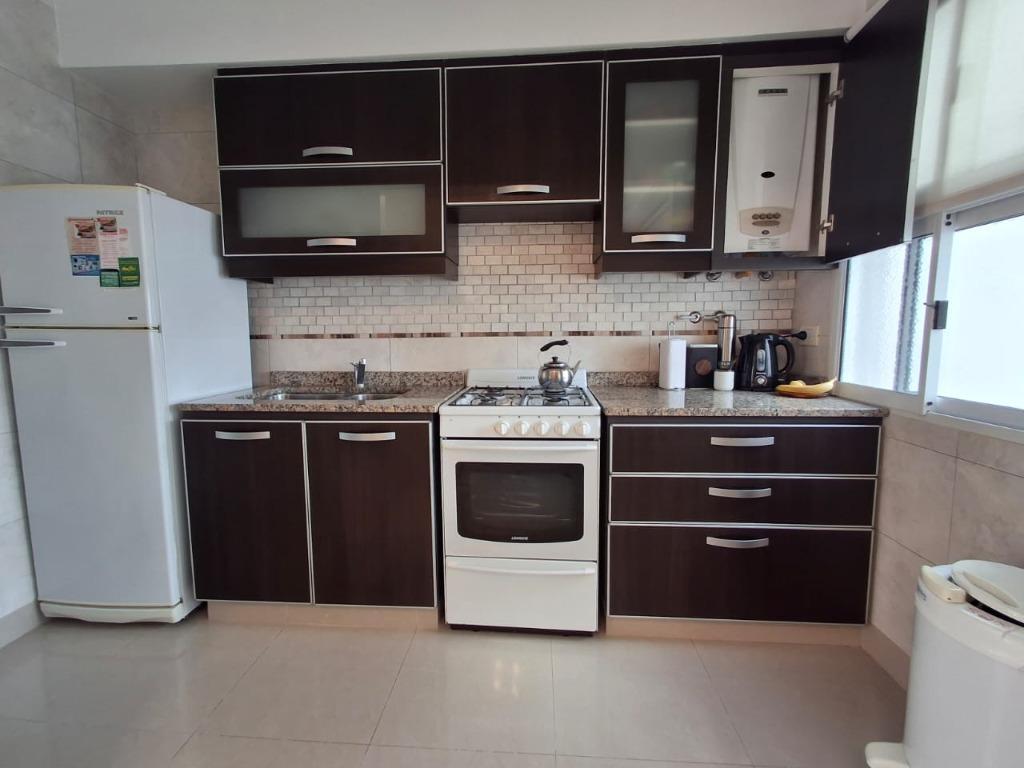 Departamento reciclado al frente con balcon terraza .