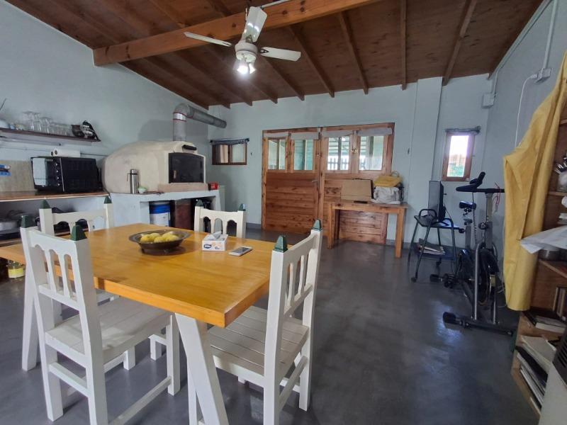 Casa en chapadmalal con amplio lote y excelente entorno (apta credito )