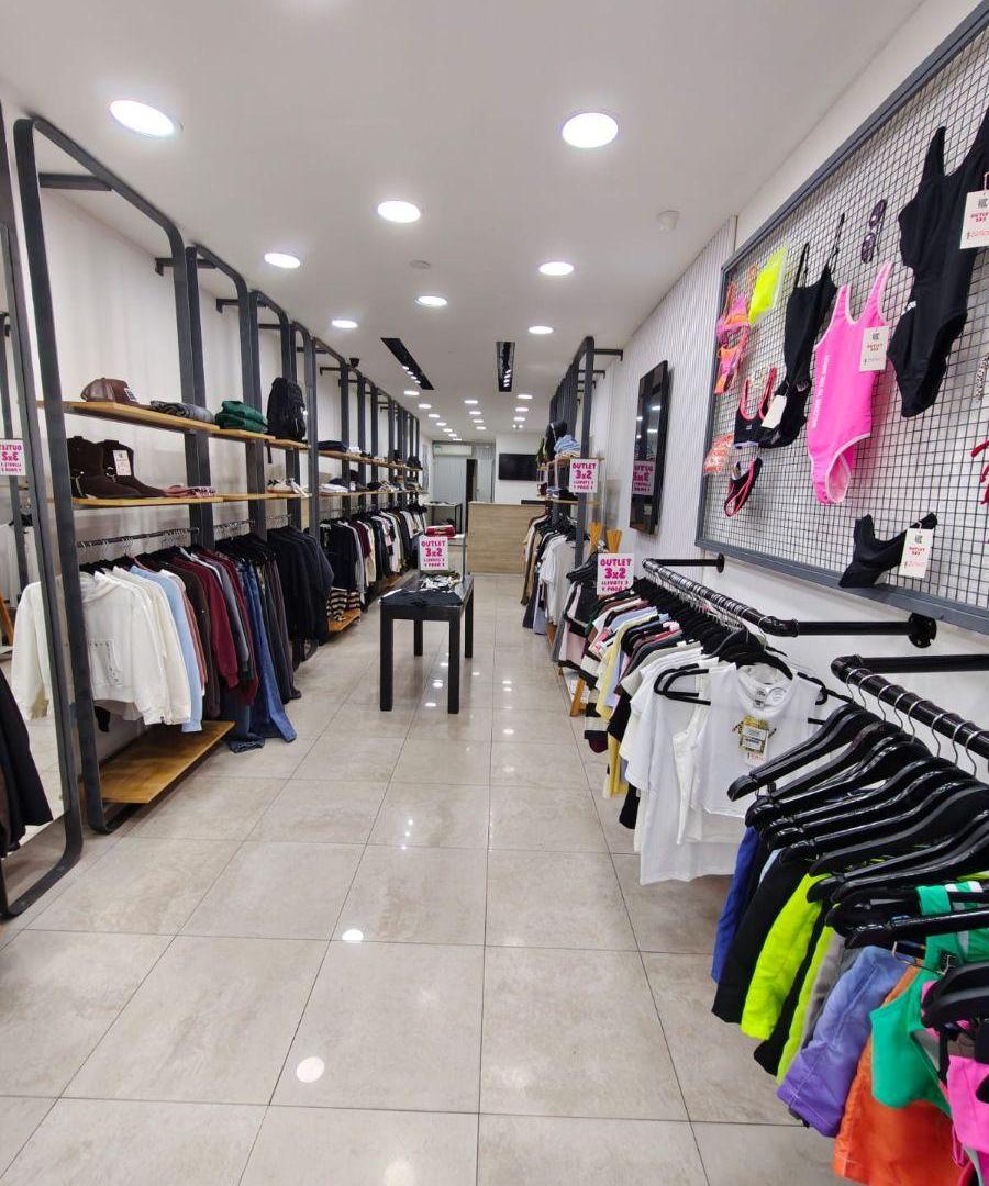 Foto de FLORES CENTRO COMERCIAL LOCAL AV RIVADAVIA AL 6700 CUADRA DE GRANDES, imagen 4