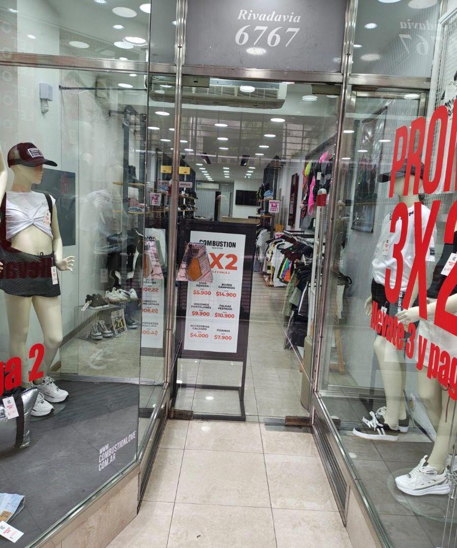 Foto de FLORES CENTRO COMERCIAL LOCAL AV RIVADAVIA AL 6700 CUADRA DE GRANDES, imagen 5