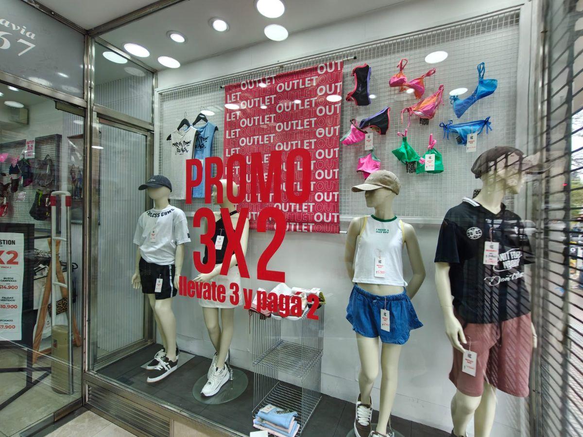 Foto de FLORES CENTRO COMERCIAL LOCAL AV RIVADAVIA AL 6700 CUADRA DE GRANDES, imagen 1