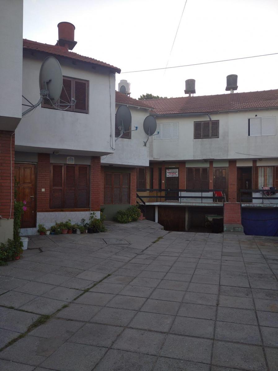 Triplex 3/4 ambientes - C/ hermoso patio y jardin - RETASADO