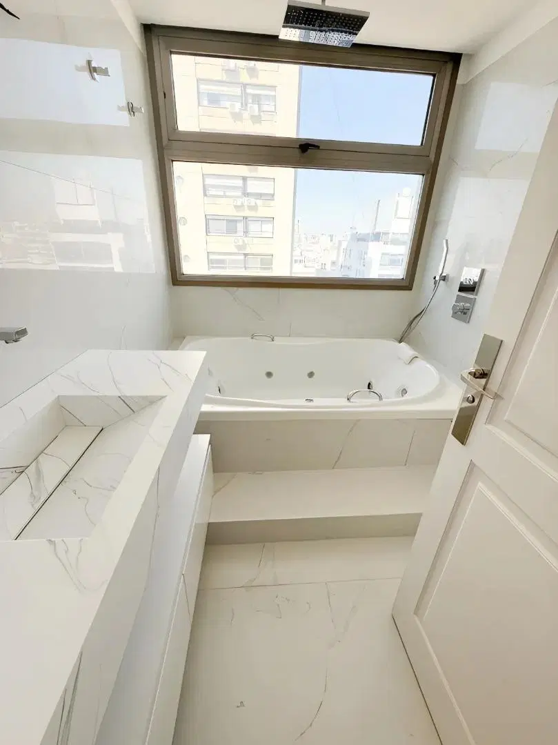 Venta Departamento 4 Ambientes con Depedencia en Torre Recoleta Cochera Pileta Gym 2