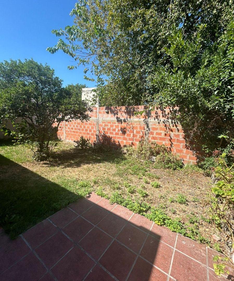 14 e/81 y 82. Venta de casa en ph (corazón de manzana) de 3 dormitorios y jardín.