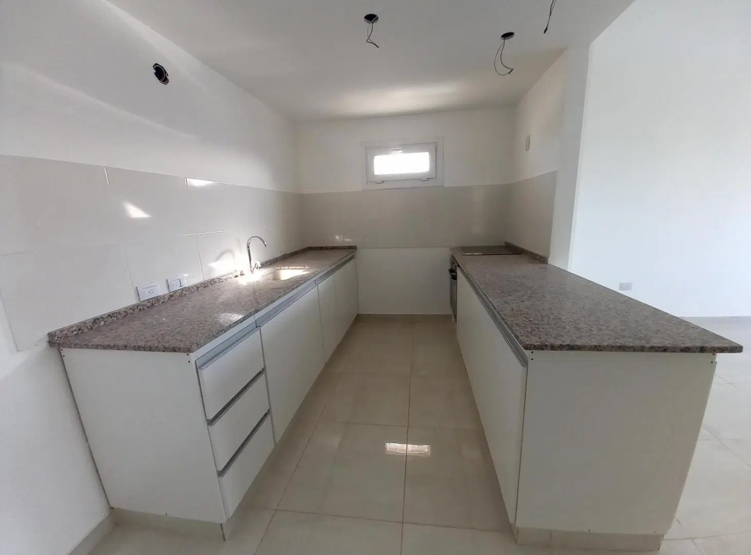 Departamento de 2 Dorm. y 2 baños. Amplio al frente - Neuquén Capital 2