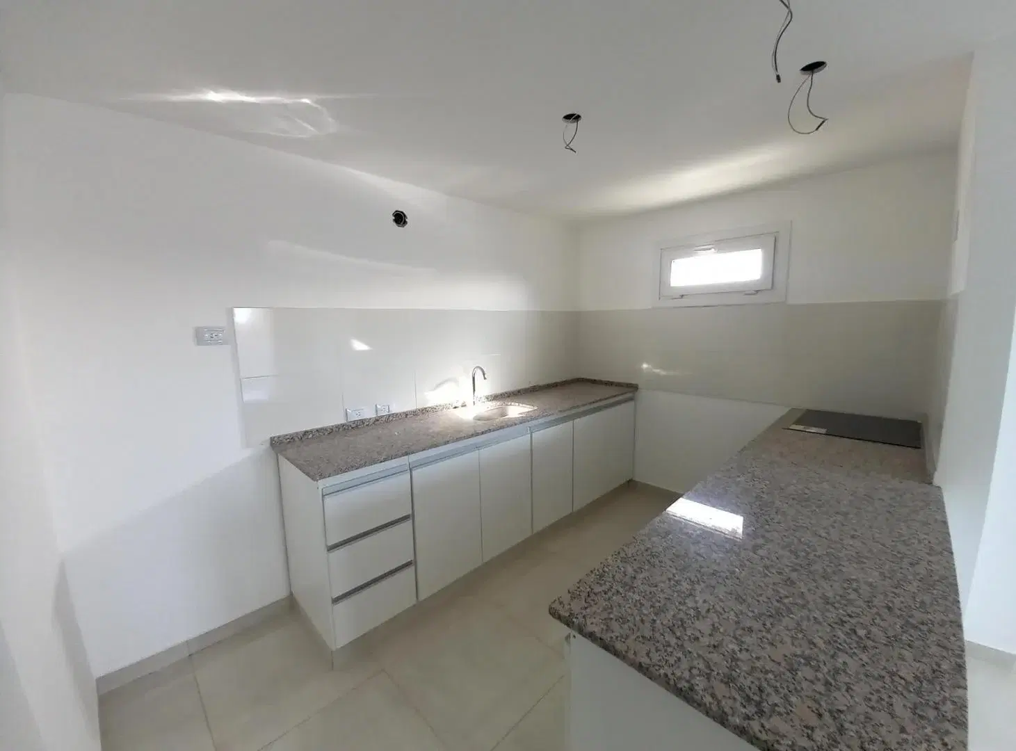 Departamento de 2 Dorm. y 2 baños. Amplio al frente - Neuquén Capital 3