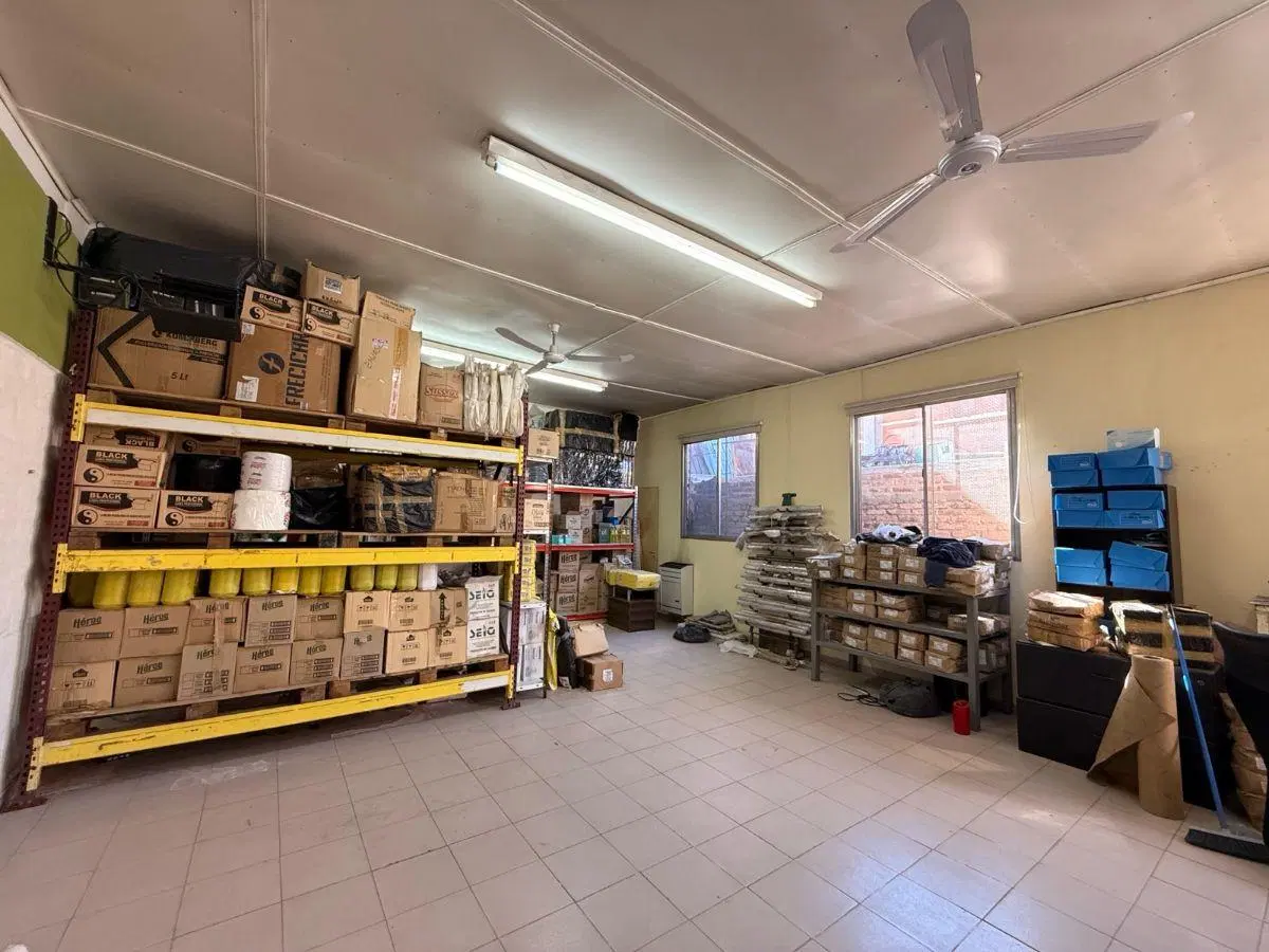 Local / Deposito en zona comercial 4