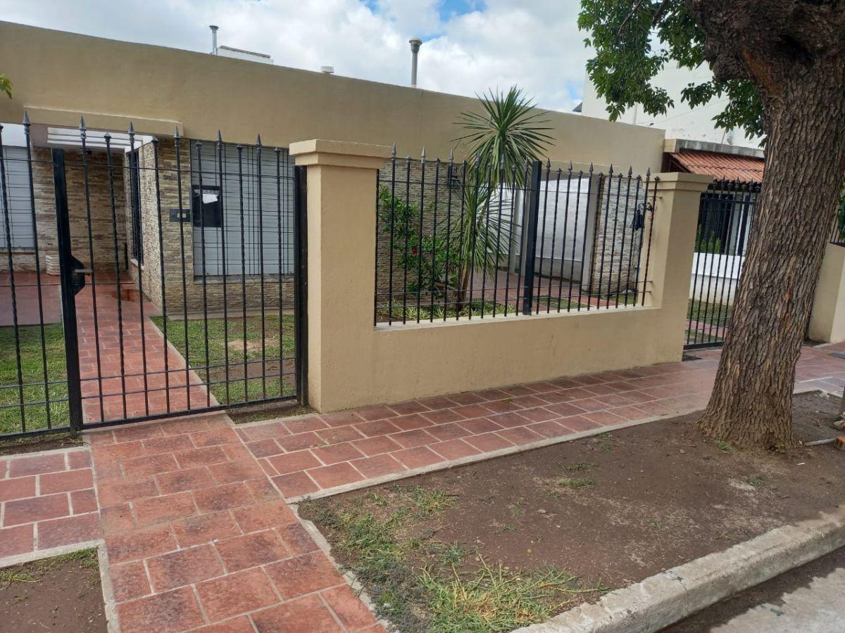 VENDO CERRO CHICO 3 DOR, LIV, GGE X2, PATIO, REJA PORTON CORREDIZO s/ VIRREY OLAGUER