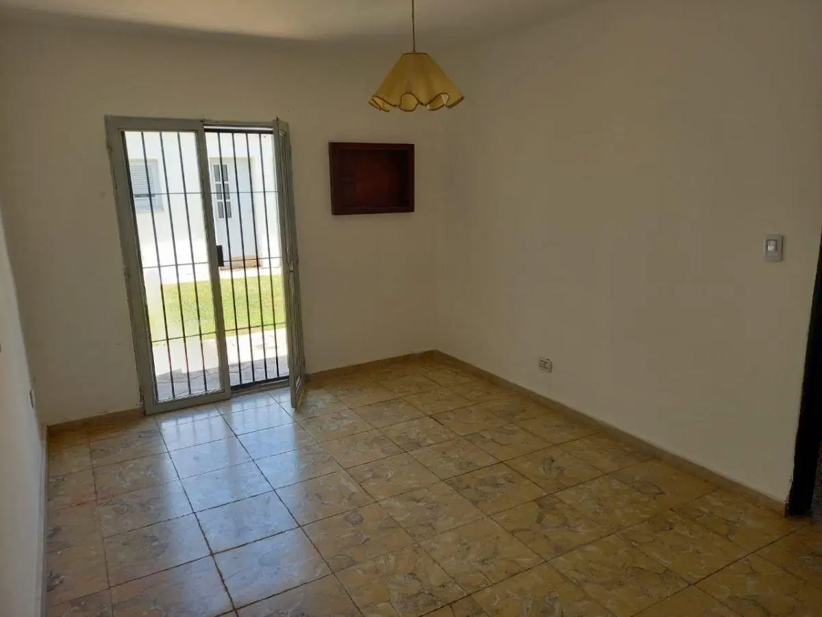 VENDO CERRO CHICO 3 DOR, LIV, GGE X2, PATIO, REJA PORTON CORREDIZO s/ VIRREY OLAGUER 2