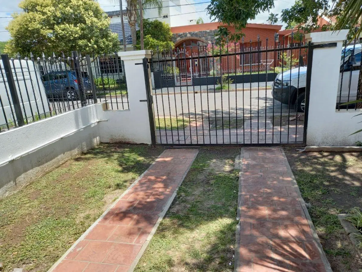VENDO CERRO CHICO 3 DOR, LIV, GGE X2, PATIO, REJA PORTON CORREDIZO s/ VIRREY OLAGUER 4