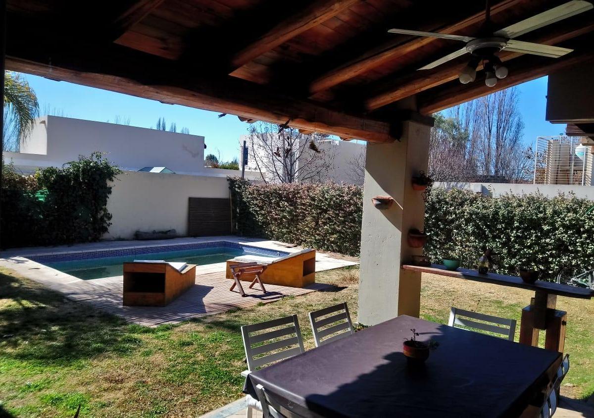 Rem Propiedades Vende Casa en Chacras de Coria 4