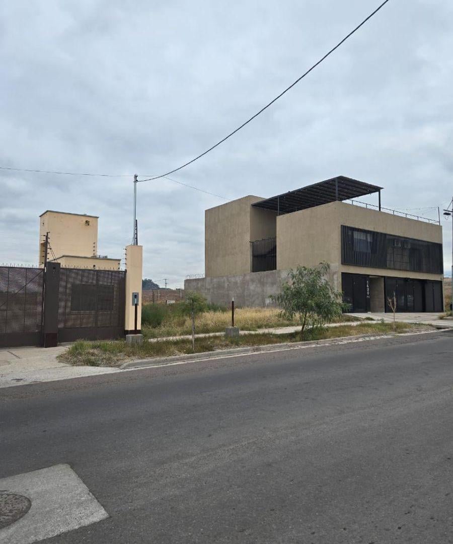 REM PROPIEDADES VENDE LOTE SOBRE CALLE SAN JOSE / CIUDAD / FRENTE A DALVIAN