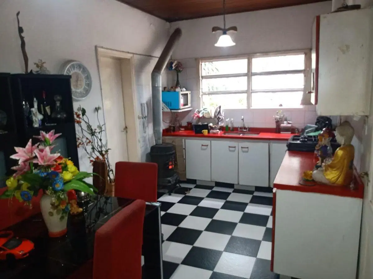 EXCELENTE CASA CALIFORNIANA - CON CASA PARA HUESPEDES - TERRENO INMENSAMENTE GRANDE - CON PILETA 8