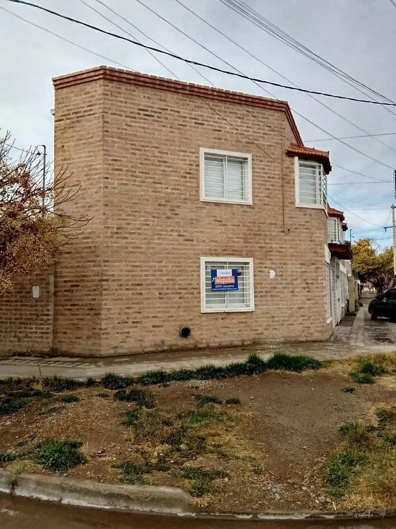 Alquilo dúplex de tres dormitorios. 4