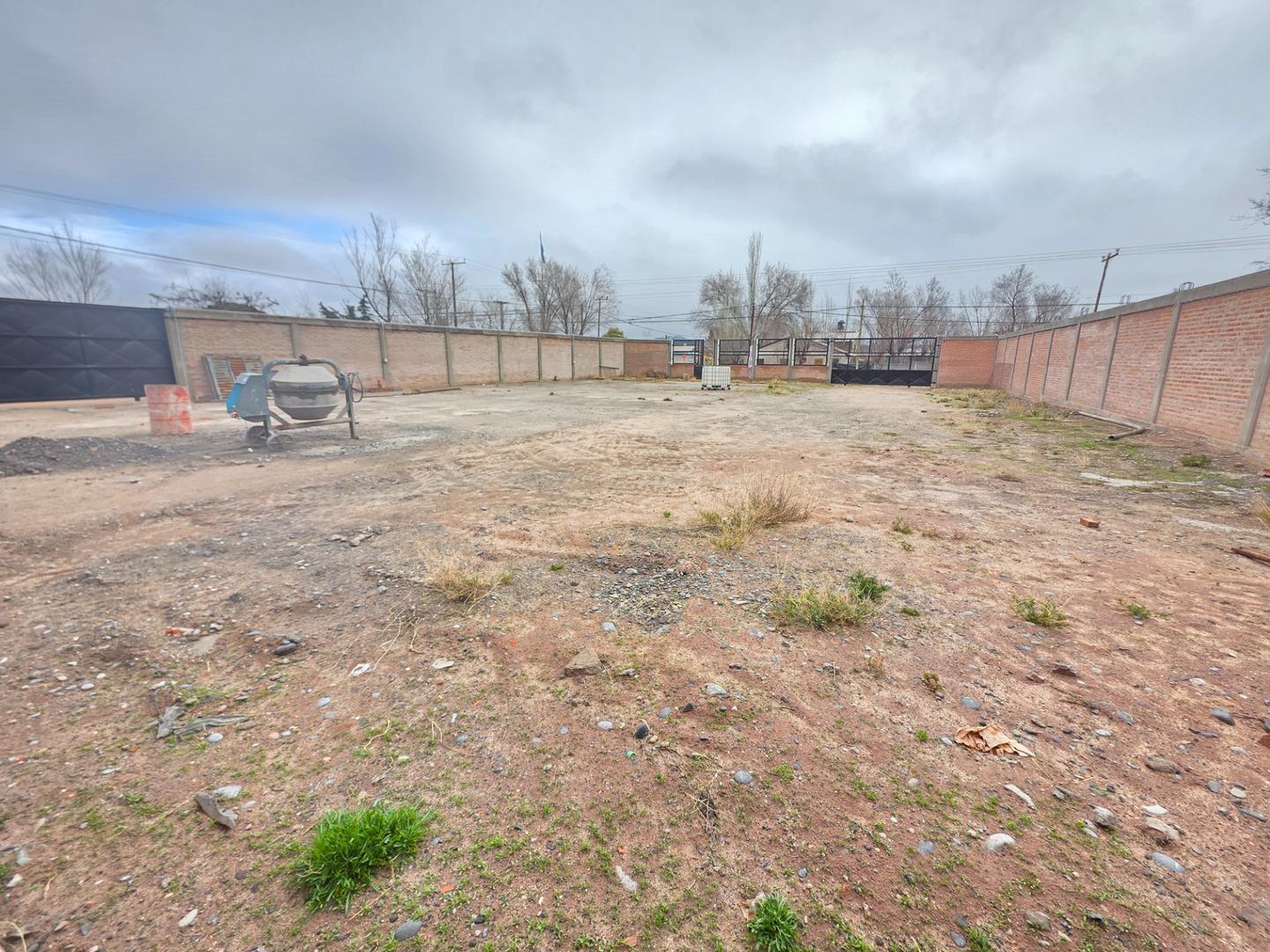 Foto de Vende predio industrial, con galpón y oficinas., imagen 2