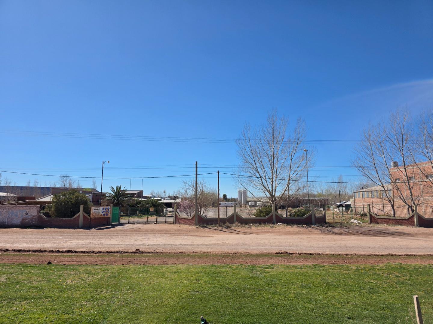 Vende sobre ruta, predio industrial, con taller y oficinas.