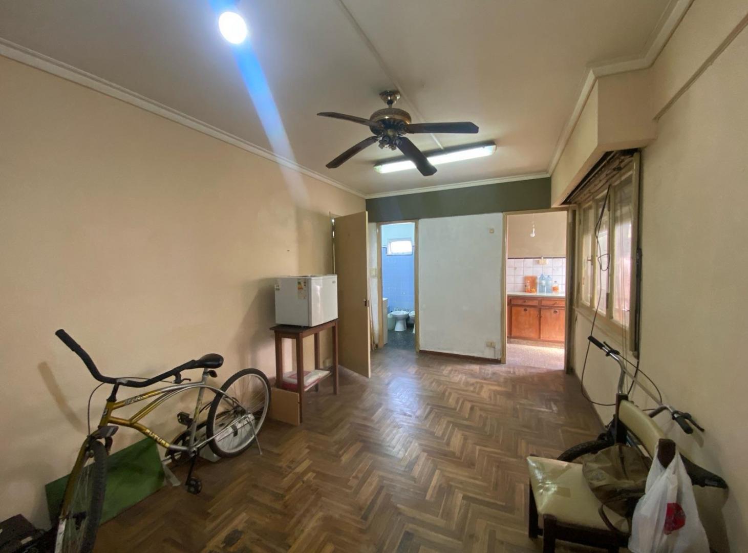 Foto de Departamento venta 1 ambiente Boedo 3er piso por escalera con balcon, imagen 1