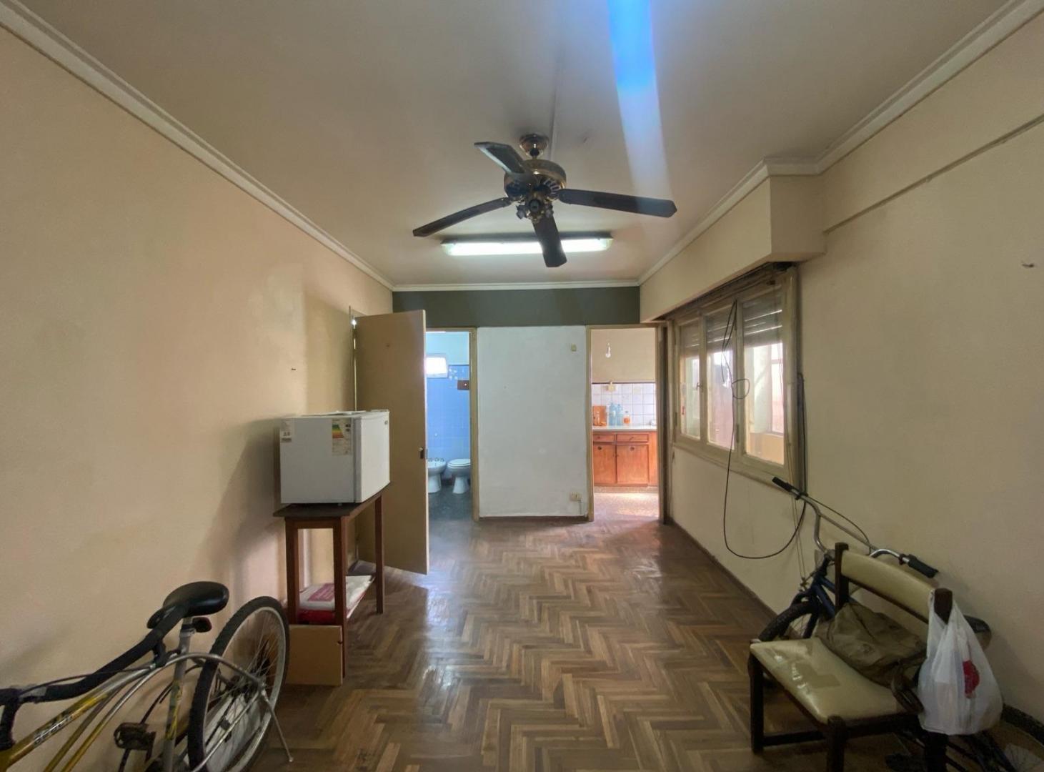 Foto de Departamento venta 1 ambiente Boedo 3er piso por escalera con balcon, imagen 4