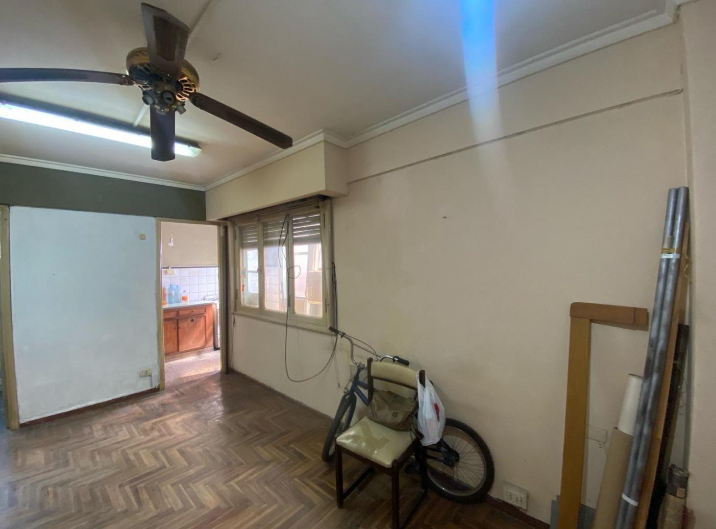 Foto de Departamento venta 1 ambiente Boedo 3er piso por escalera con balcon, imagen 5