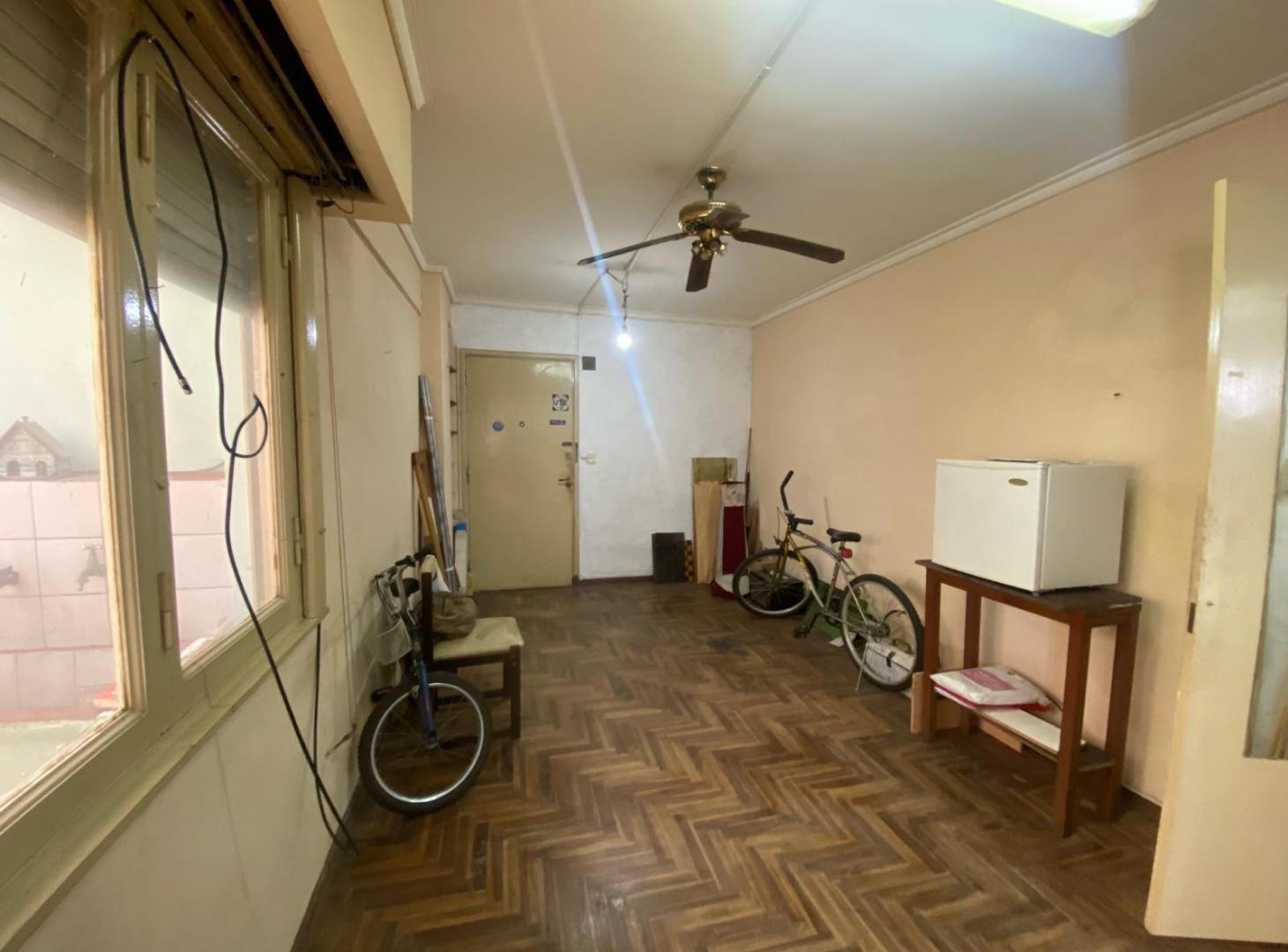 Foto de Departamento venta 1 ambiente Boedo 3er piso por escalera con balcon, imagen 3