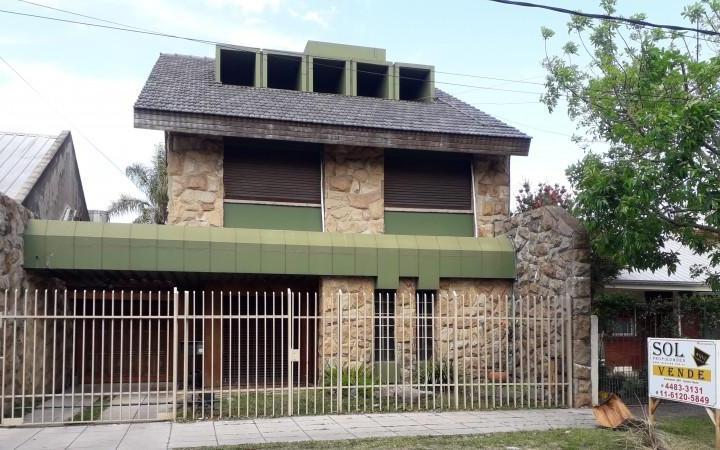 Malvinas 2944 - Chalet 9 ambientes !