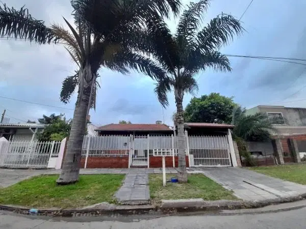 Casa en Venta en Villa Tesei - 3 ambientes! Gran parque libre! 4