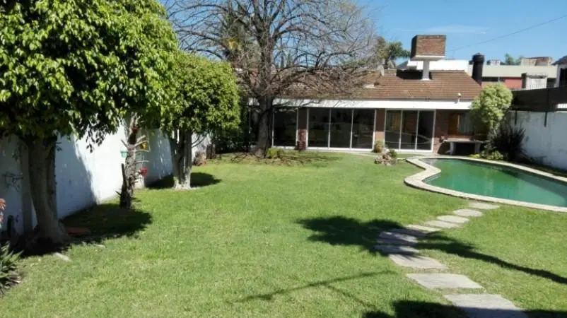 iMPECABLE CHALET  5 AMBIENTES EN DOS PLANTAS  Lote de 10 x 48 8