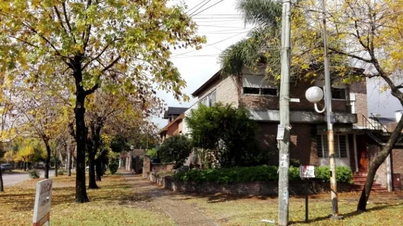 Sarmiento esquina Zapiola !!  Apto para dos familias  O emprendimiento comercial !  Excelente ubicac 2