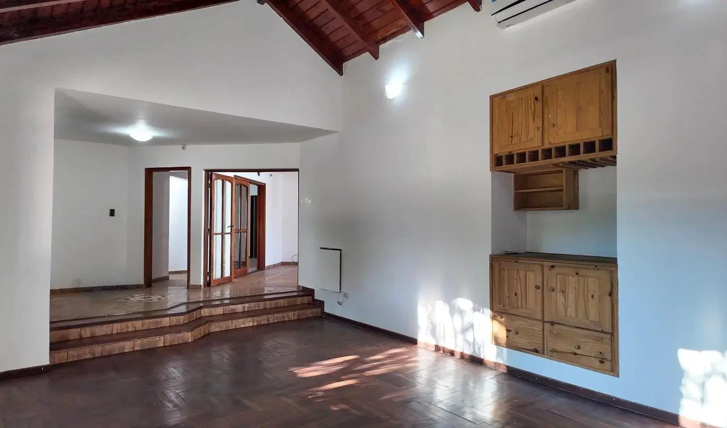Exclusiva Casa de 5 Dormitorios en Zona Colegio La Salle – Apta Crédito 5