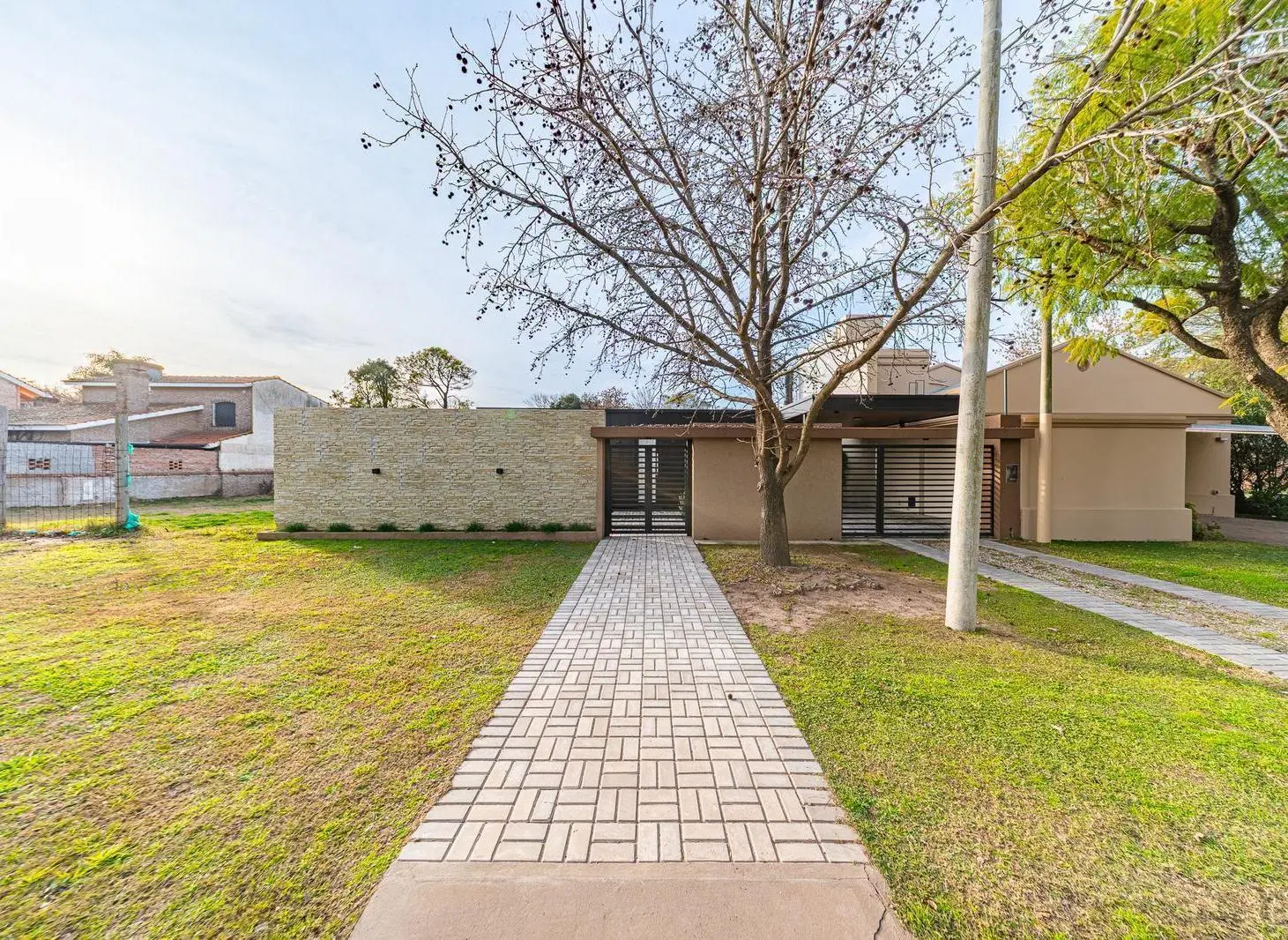 Casa de 2/3 Dormitorios Con Galeria Semicubierta y Cochera 2