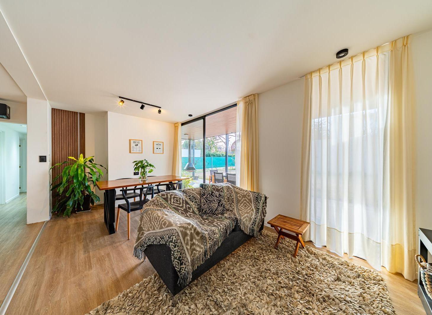 Foto de Casa de 2/3 Dormitorios Con Galeria Semicubierta y Cochera, imagen 4