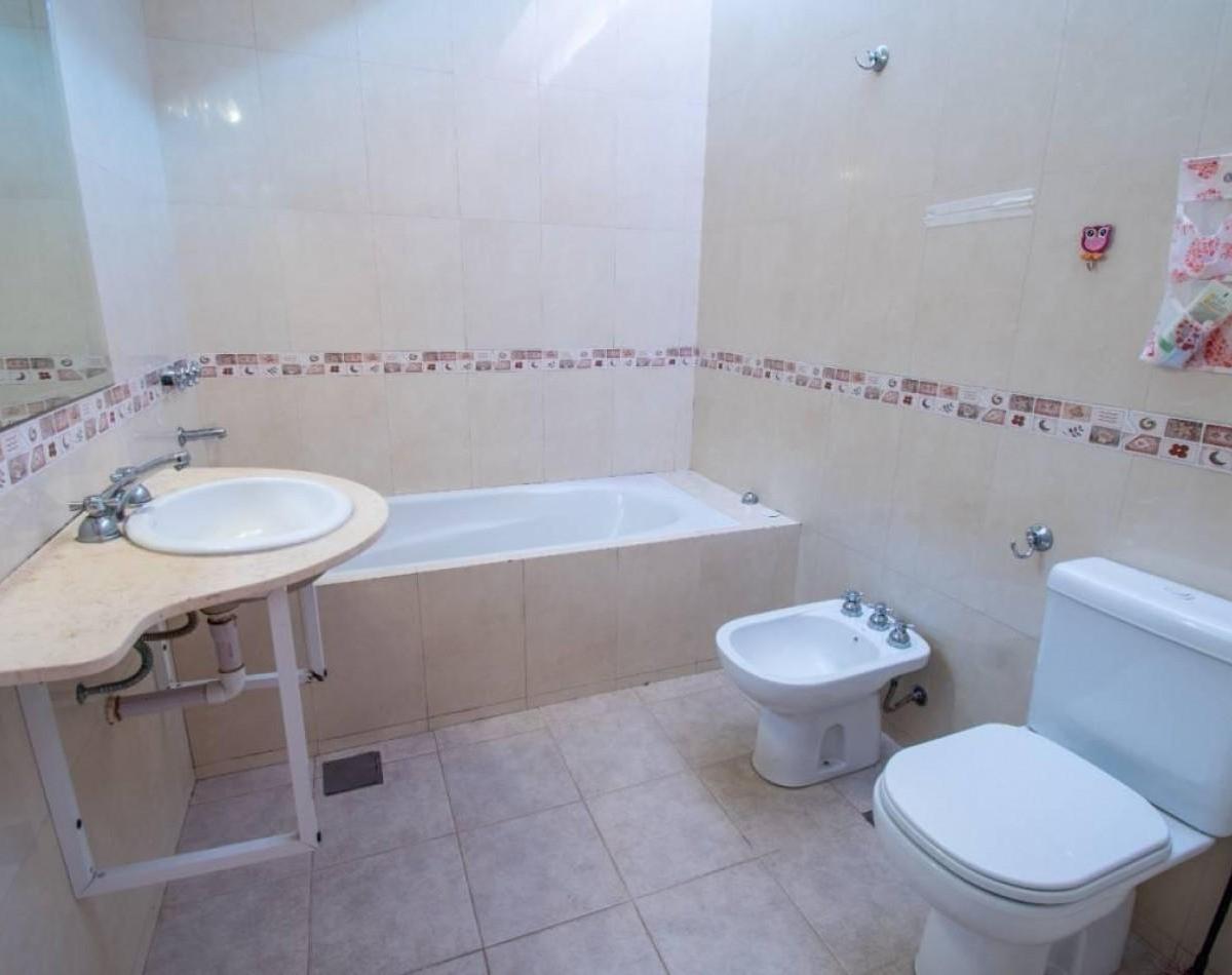 Casa 3 Dorm. con Piscina y Jardin Barrio Refineria 5