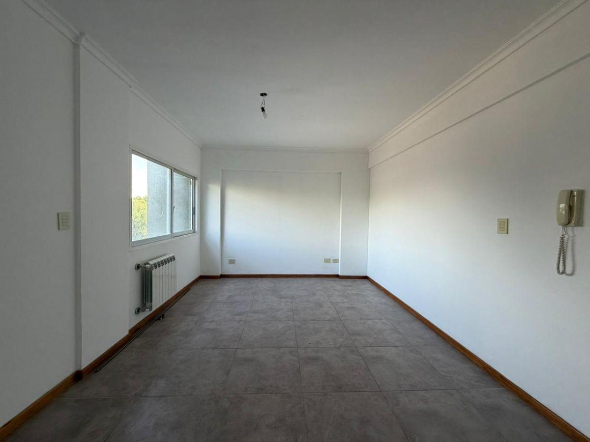 Foto de ALQUILER -MONOAMBIENTE DIVISIBLE CON BALCÓN AL FRENTE - Sáenz Peña, imagen 1