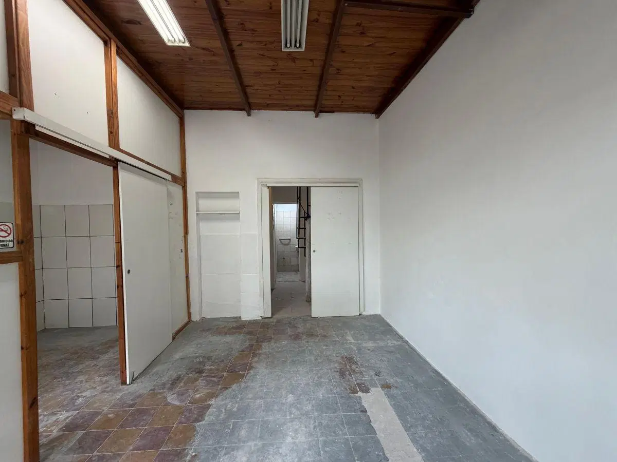 LOCAL EN ZONA COMERCIAL - Santos Lugares 3