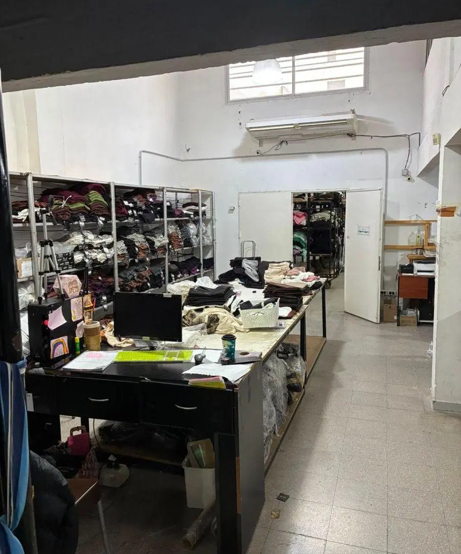 ALQUILER DEPOSITO FABRICA LOCAL FLORES 1000m2 CON MONTACARGAS ZONA TEXTIL 3