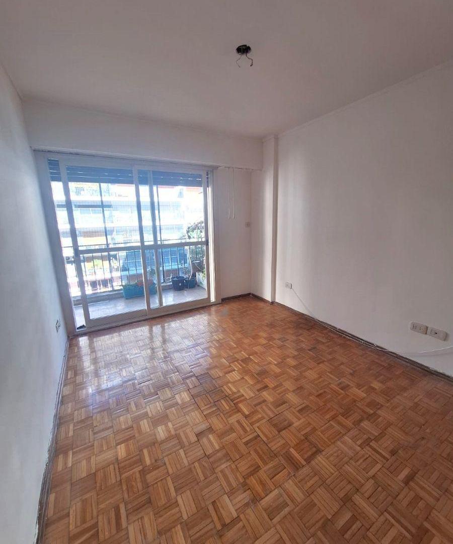 Foto de HERMOSO SEMIPISO 3 AMBIENTES C/DEPCIA. ESPACIO GUARDACOCHE Y BAULERA, imagen 2