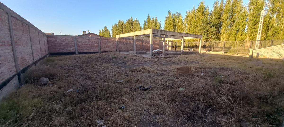Terreno en Esquina Centrica de Plottier con Mejoras 4