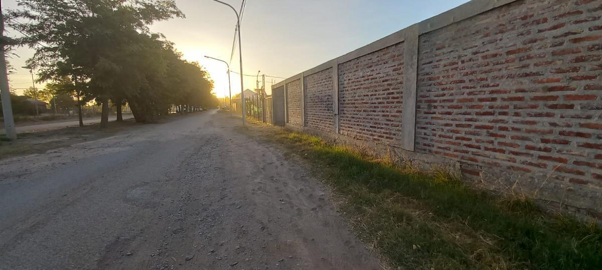 Terreno en Esquina Centrica de Plottier con Mejoras 2